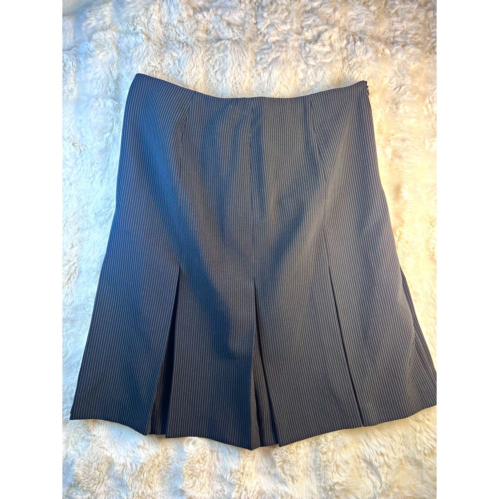 Kasper Black White Pinstripe Pleated Lined Knee Skirt Size 10 Zip Closure. A26